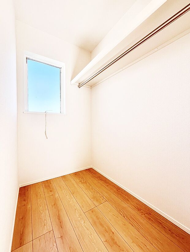 ウォークインクローゼットの活用で生活空間スッキリ