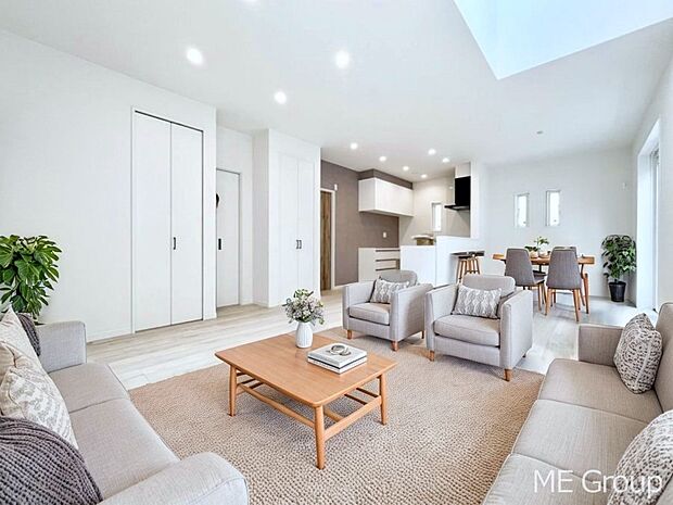 ご家族の賑やかな話し声で包まれる明るいリビング ※家具はCGです