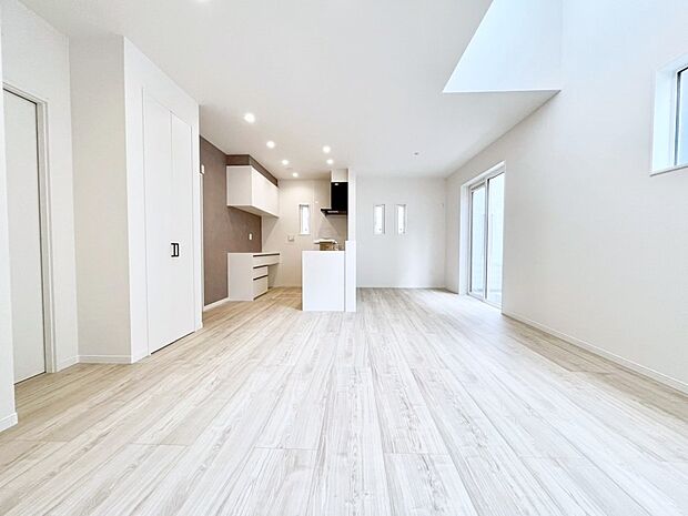 明るい陽光が注ぎ、寛ぎの雰囲気に満たされるリビング・ダイニング。 