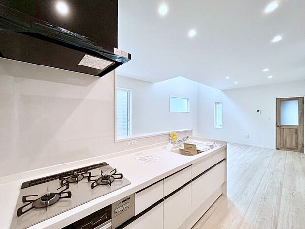 リビングを見渡せる人気のカウンターキッチン。 家族を見守りながら家事をすることができます。