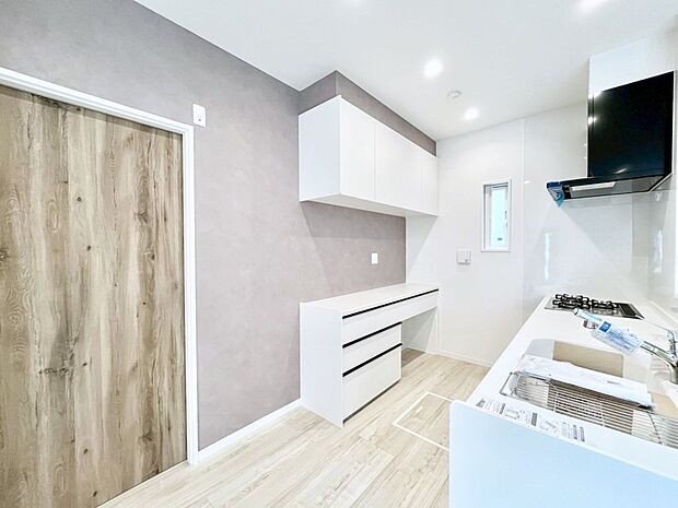 カップボードを設置した充実のキッチン。家族で一緒にお料理するのも楽しくなるキッチンです。