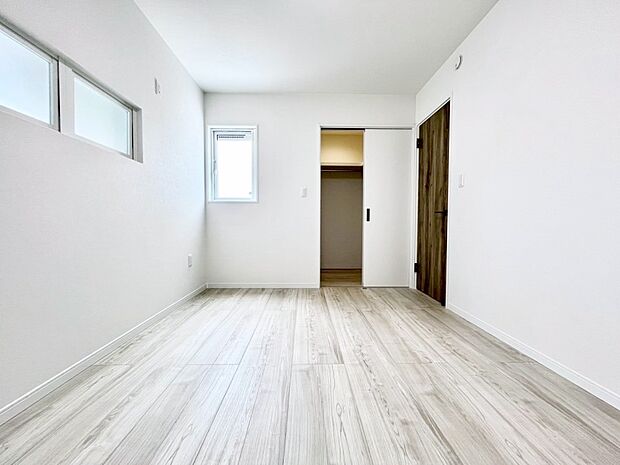 ウォークインクローゼットがあるお部屋。季節ごとの入れ替えも不要で便利です。