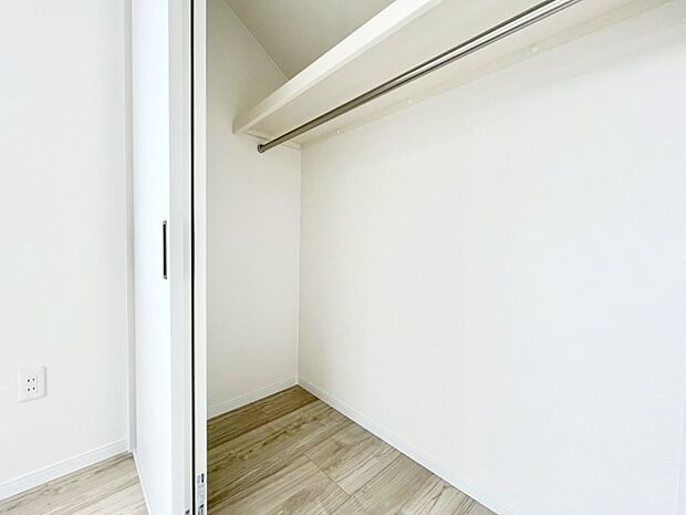 空間を有効活用できるウォークインクローゼット付き!収納のお悩みも減りますね