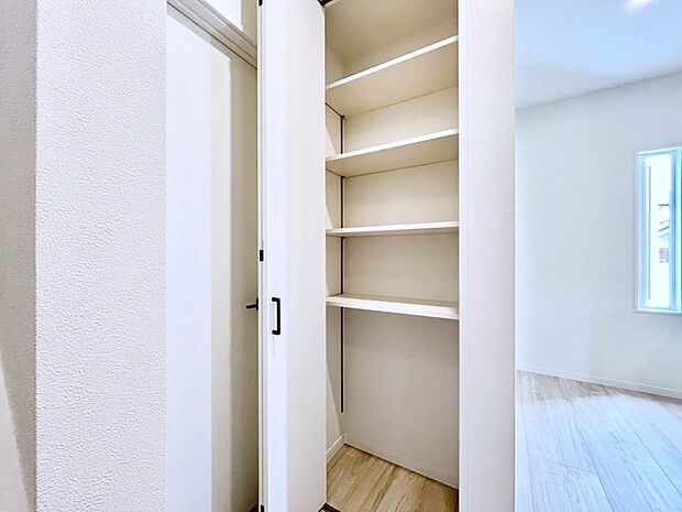 リビング収納。ここに収納があると物が集まるLDKがスッキリ片付きそうですね。  