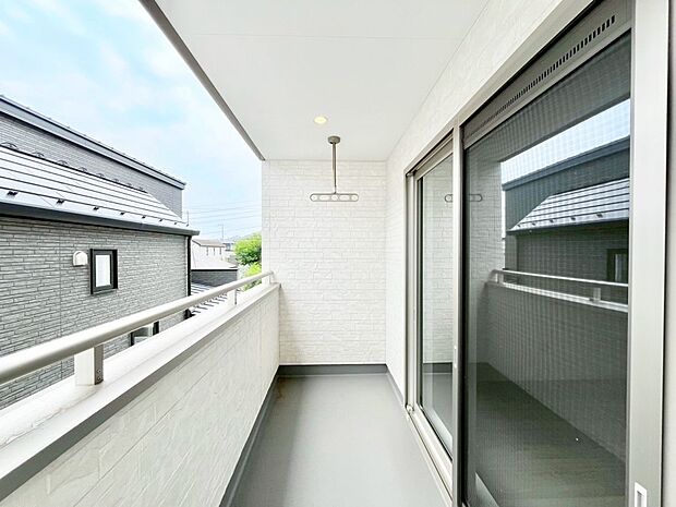 暖かな陽光が降り注ぐバルコニーはお洗濯におすすめ。爽やかな風も心地よいです。