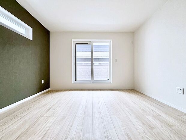 アクセントクロスがお洒落な洋室。2面採光で明るさ&風通し良好!