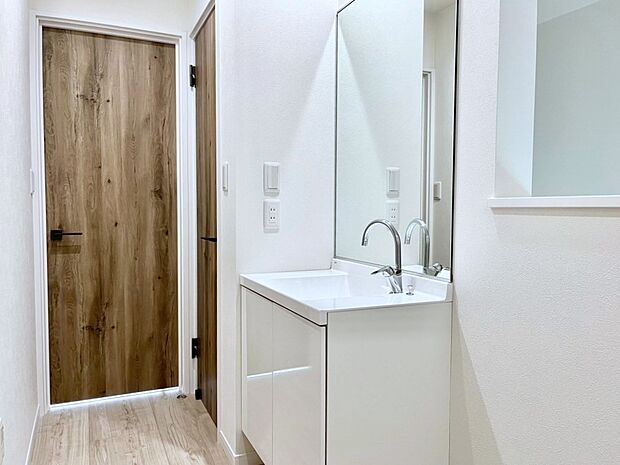 清潔感ある洗面化粧室で朝の身支度も快適