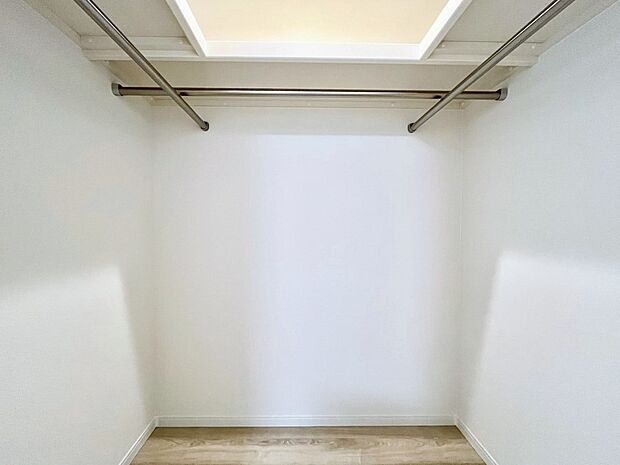 ウォークインクローゼット付きで生活空間を広く利用できます。