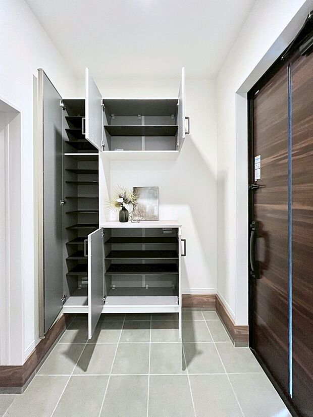 飾り棚を利用して、お越しいただくお客様をおもてなしできます。