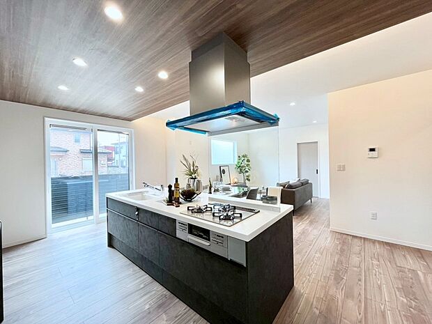 広々とした使い勝手の良いキッチンで日々のお料理も楽しくなりそう