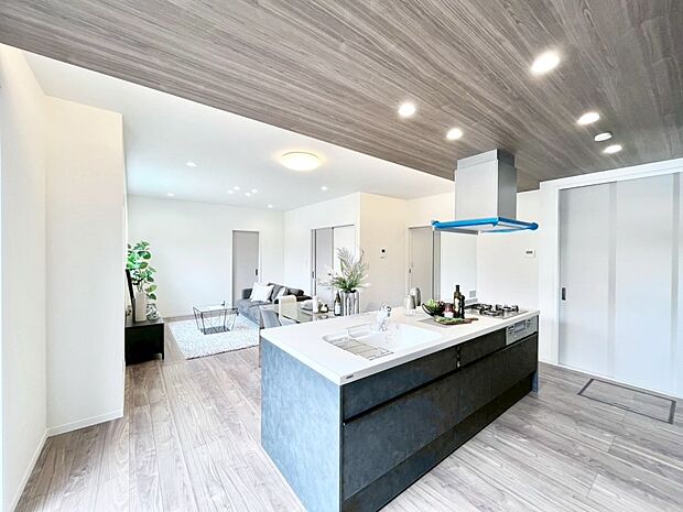 カウンター越しに楽しいおしゃべり。いつものお料理がもっと美味しくなりそうですね。