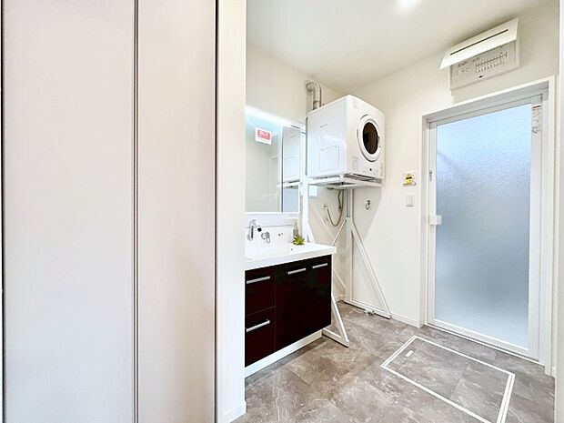 ゆとりの洗面スペースで朝の身支度もスムーズに