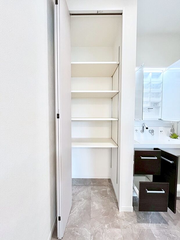 便利なリネン庫で、スッキリした使いやすい洗面室に