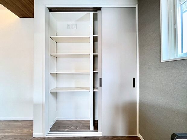キッチンにはパントリー！食材のストックはもちろん、日用品の収納など使い方はいろいろ！