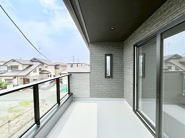 ゆったりバルコニーだから沢山お洗濯ものを干せます。