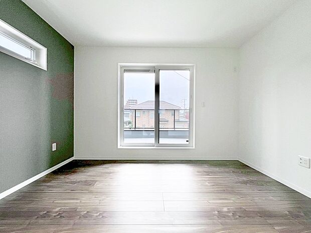 アクセントクロスがお洒落な洋室。2面採光で明るさ&風通し良好!