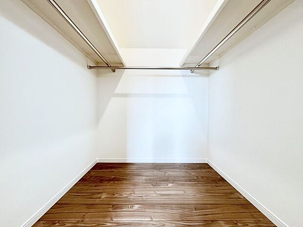 ウォークインクローゼット付きで生活空間を広く利用できます。