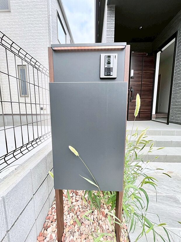 表札・インターホン・ポスト・宅配BOXをひとつに集約。エントランスになじむシンプルデザイン。