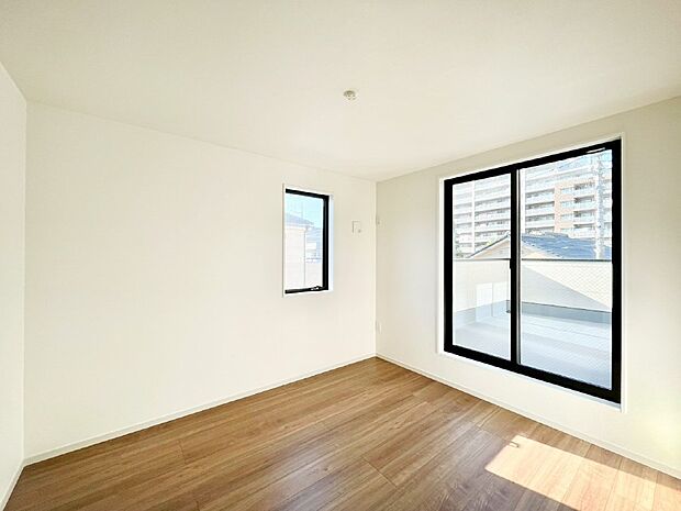 明るいバルコニーサイドに洋室を設置。目覚めの良い寝室に。