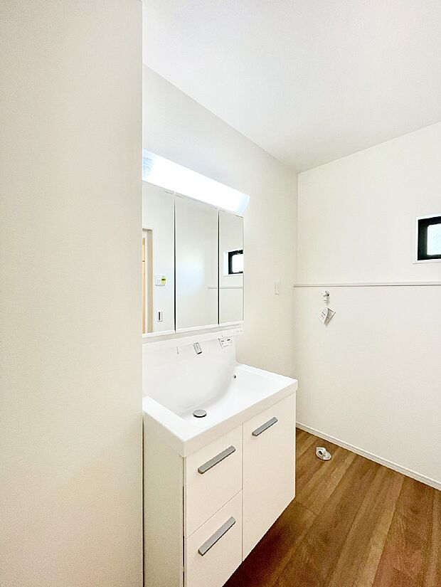 大きく見やすい三面鏡で清潔感ある洗面台は、身だしなみチェックや肌のお手入れにおすすめです。