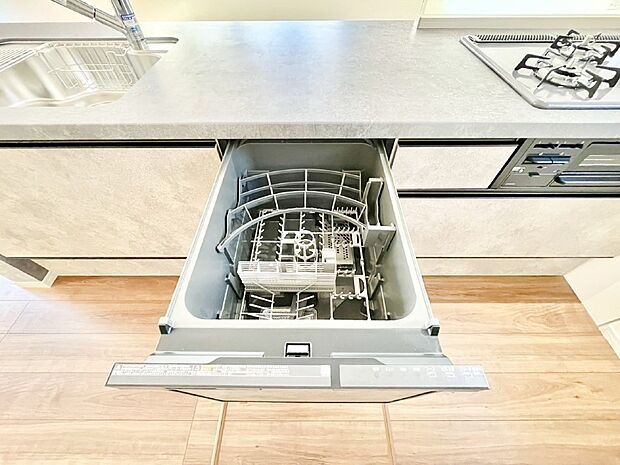 面倒なお片づけは食洗機にお任せ！家事の負担が減って、時間にも気持ちにもゆとりができます。