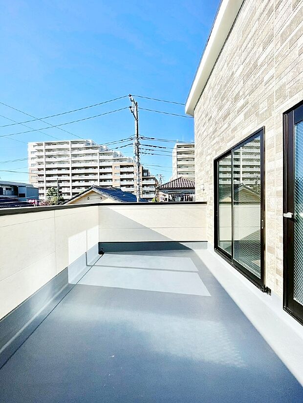 ゆったりバルコニーだから沢山お洗濯ものを干せます。