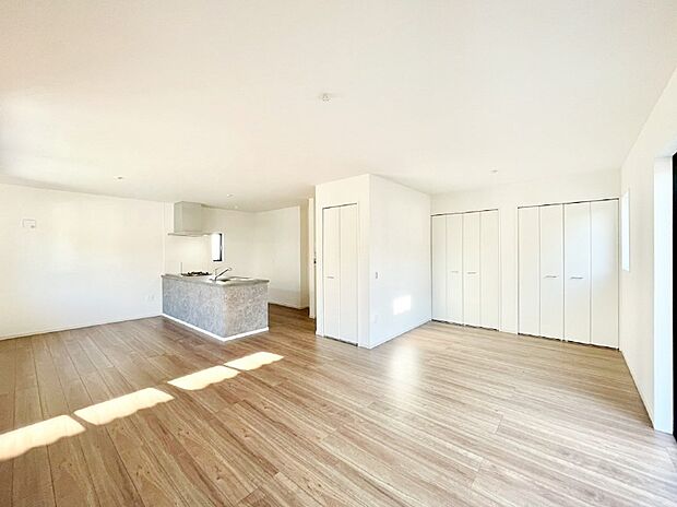 家族の笑顔が自然と生まれてくる、そんな雰囲気のダイニングに仕上がっています。