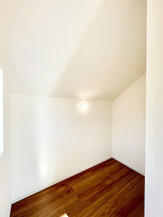 ウォークインクローゼット付きで生活空間を広く利用できます。