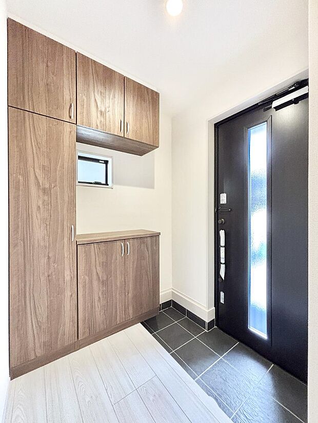 明るい玄関はお客様をお出迎えするのにぴったりです!