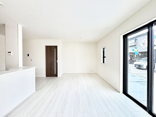 明るい陽光が注ぎ、寛ぎの雰囲気に満たされるリビング・ダイニング。   