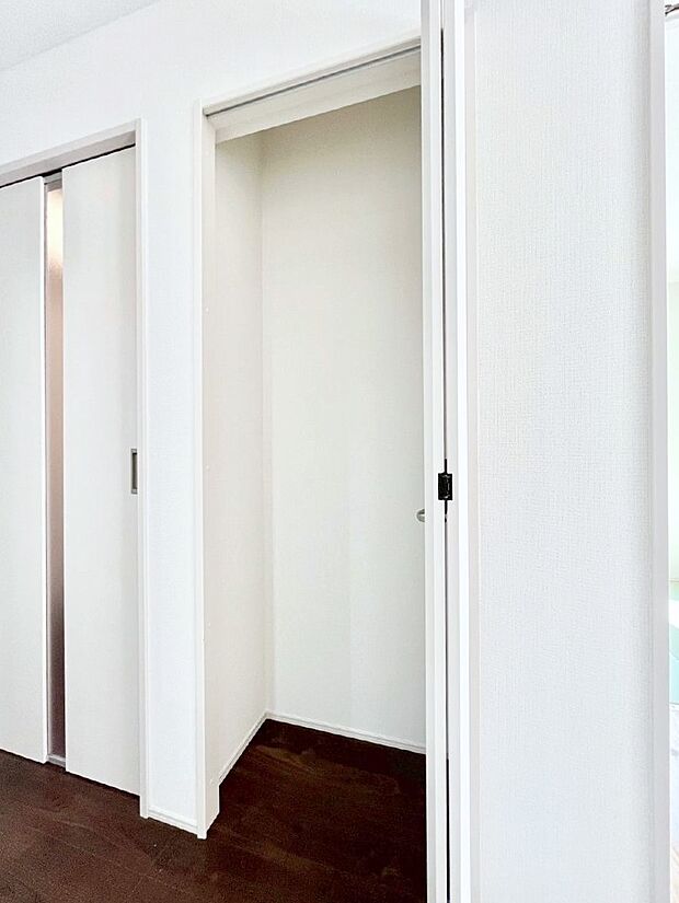 リビング収納。ここに収納があると物が集まるLDKがスッキリ片付きそうですね。