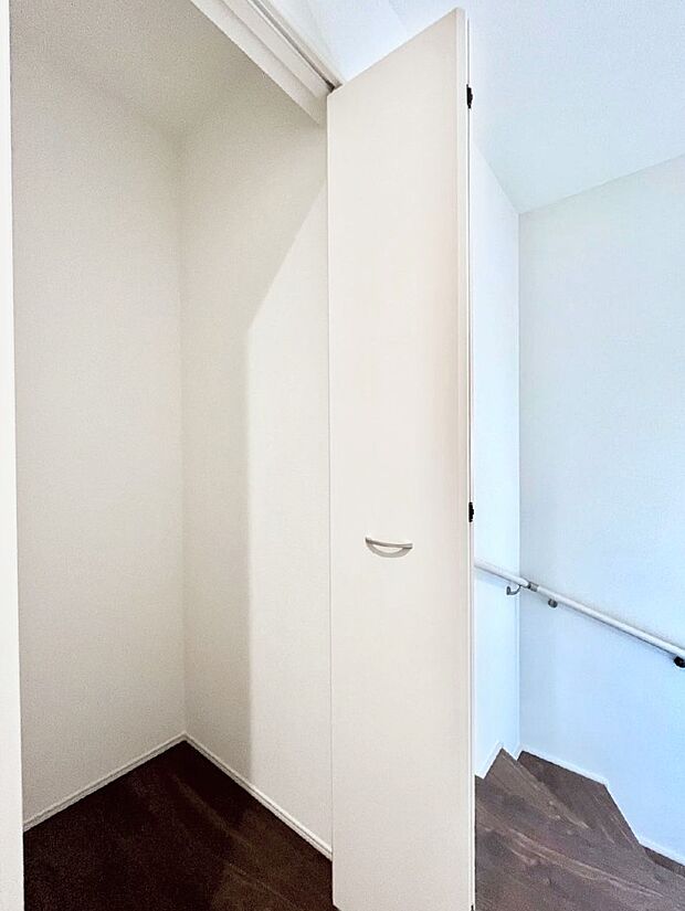 廊下収納。掃除道具や季節の小物を収納することができます。