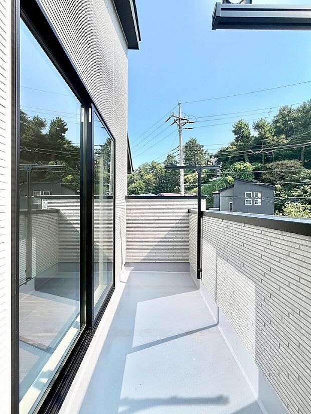 暖かな陽光が降り注ぐバルコニーはお洗濯におすすめ。爽やかな風も心地よいです。 