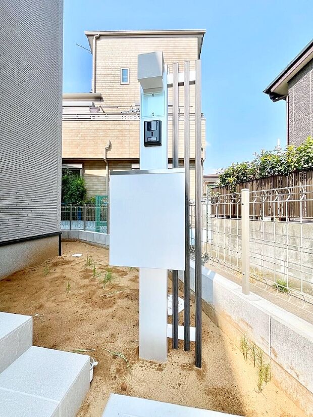 表札・インターホン・ポストをひとつに集約。エントランスになじむシンプルデザイン。