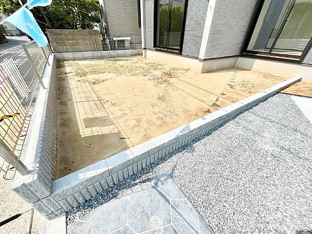 ガーデニングや家庭菜園も楽しめるお庭付き。