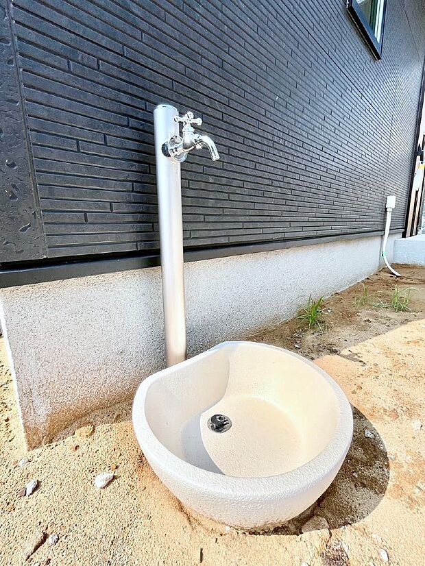 外水栓があると、庭のお手入れやちょっとした手洗い・洗車に便利です！ 