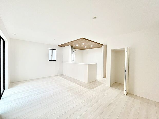 家族団らんの時間も増えそうなくつろぎのリビングダイニング。    