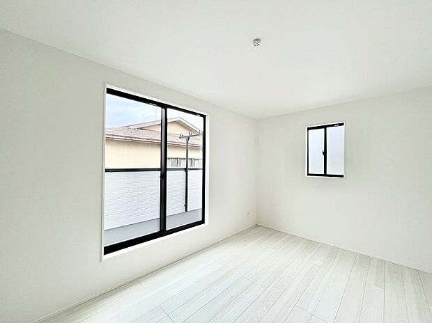 明るいバルコニーサイドに洋室を設置。目覚めの良い寝室に。  