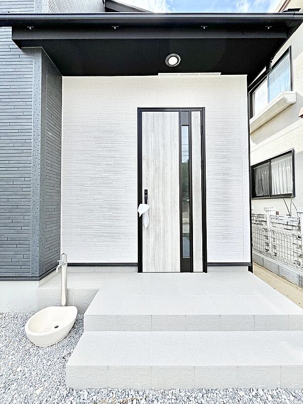 玄関前は雨が降っても濡れにくい屋根付き