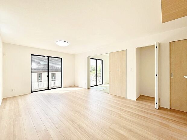 明るい陽光が注ぎ、寛ぎの雰囲気に満たされるリビング・ダイニング。