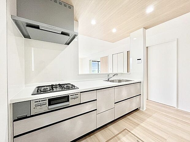 カウンター越しに楽しいおしゃべり。いつものお料理がもっと美味しくなりそうですね。