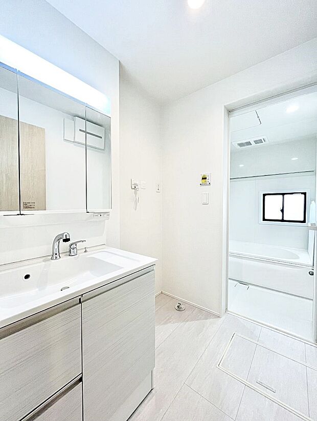 洗面所はゆとりのあるスペースで、身支度や入浴後のスキンケアも心に余裕をもってできそうです。  