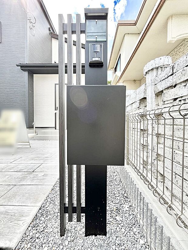 表札・インターホン・ポストをひとつに集約。エントランスになじむシンプルデザイン。