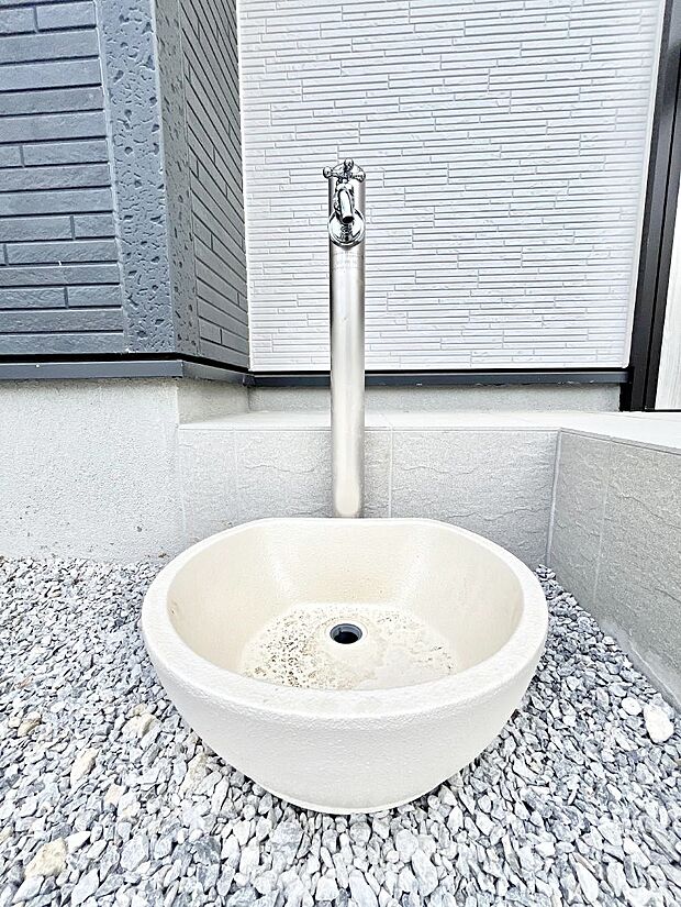 外水栓があると、庭のお手入れやちょっとした手洗い・洗車に便利です!