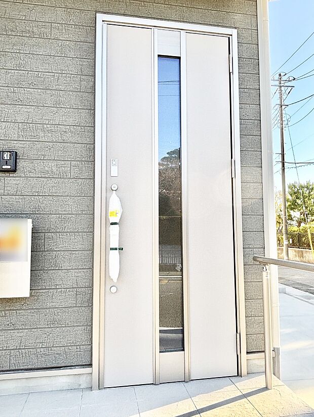玄関前は雨が降っても濡れにくい屋根付き
