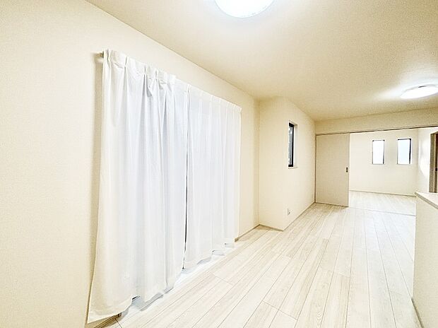 大きな窓からたっぷりの陽光と風を感じられるリビング