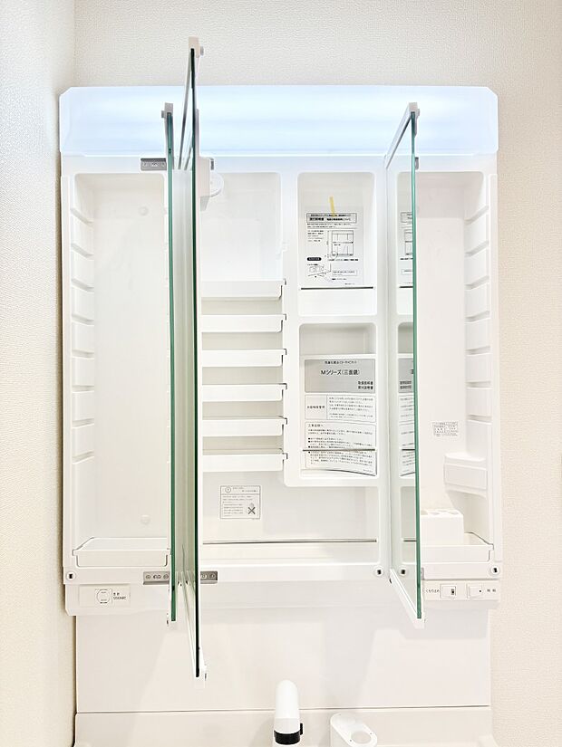 三面鏡の裏に、化粧品や衛生用品などを収納可能。洗面台をすっきりと保ちます!