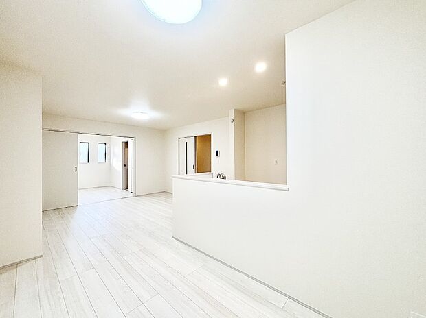 隣接の洋室を開放すればさらに広々空間に