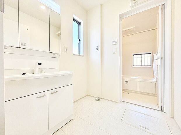 清潔感ある洗面化粧室で朝の身支度も快適