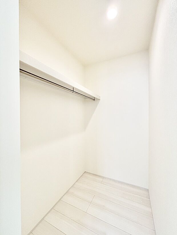 ウォークインクローゼットの活用で生活空間スッキリ